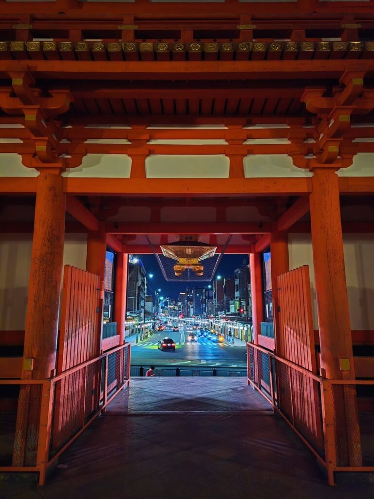 Nishiromon Gate at night, Yasaka-jinja Shrine, Higashiyama Ward, Kyoto [OC]
