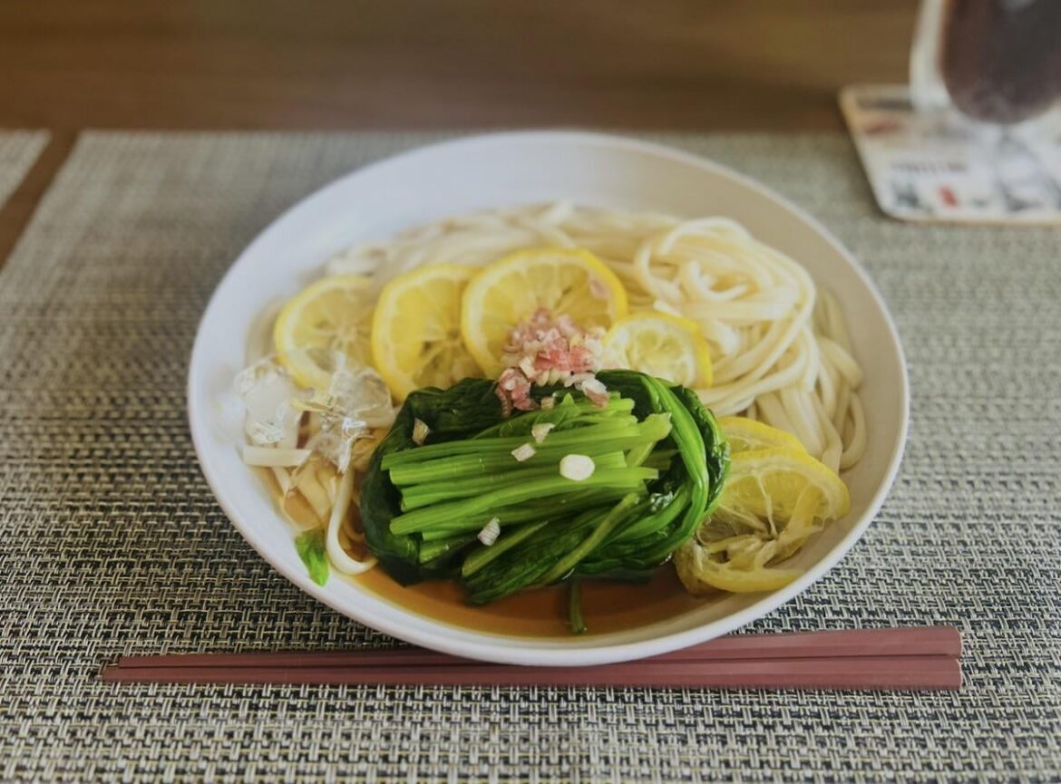 My husband is obsessed with "Mensen" (noodle alignment). He made this refreshing cold Udon with lemon and spinach, paying extra attention to every single strand! 🍋🍜 [OC]