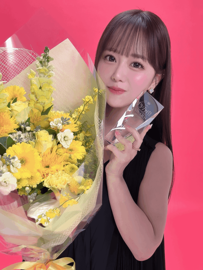 Iguchi Yuka with Her Weekly Playboy Award💐🏆💛✨