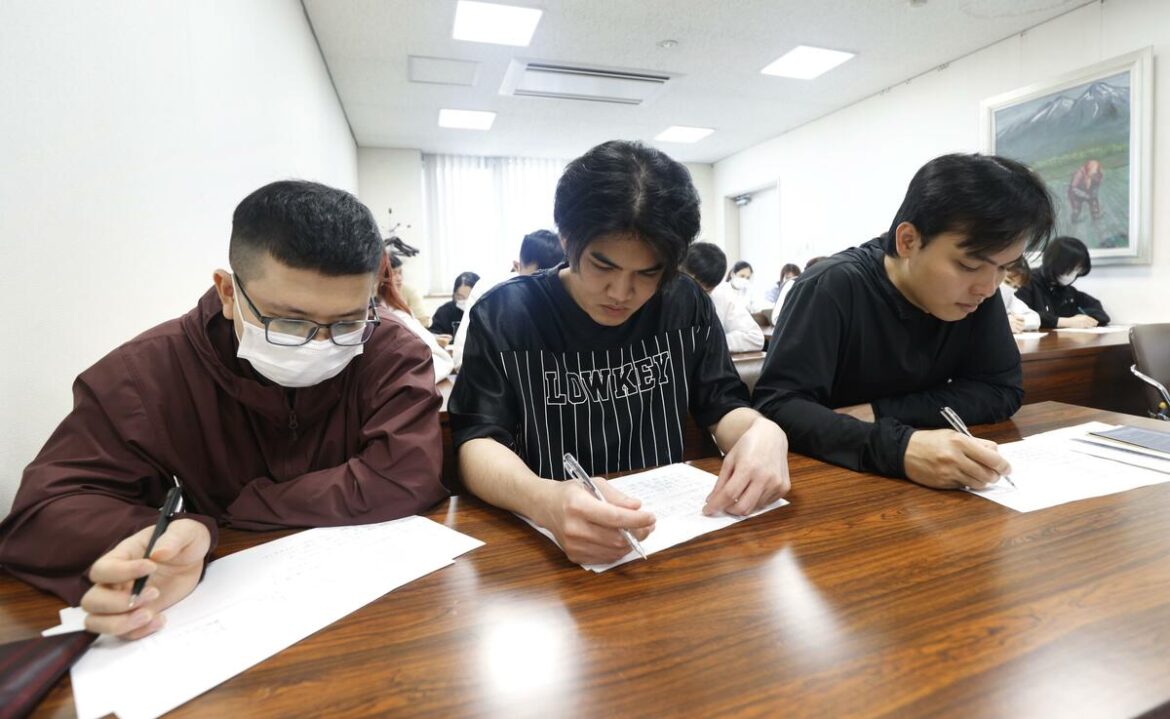 Foreign residents make up 9.5% of people in 20s in Japan Foreign residents make up 9.5% of people in 20s in Japan