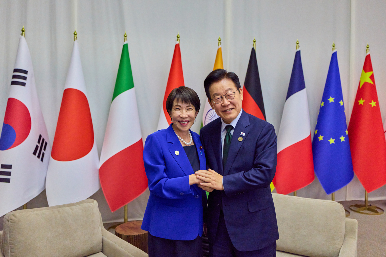 President Lee Jae Myung poses for a photo with Japanese Prime Minister Sanae Takaichi during the G20 summit in South Africa, on Nov. 24, 2025. (Newsis)