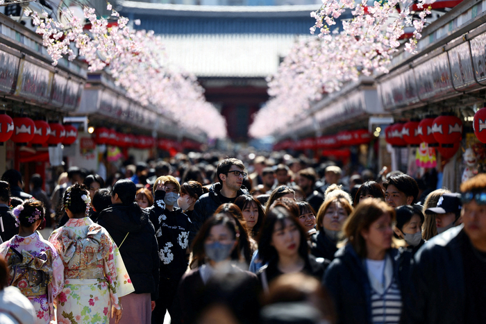 A street in Tokyo, Japan, crowded with foreign tourists [Photo source = Reuters Yonhap News]