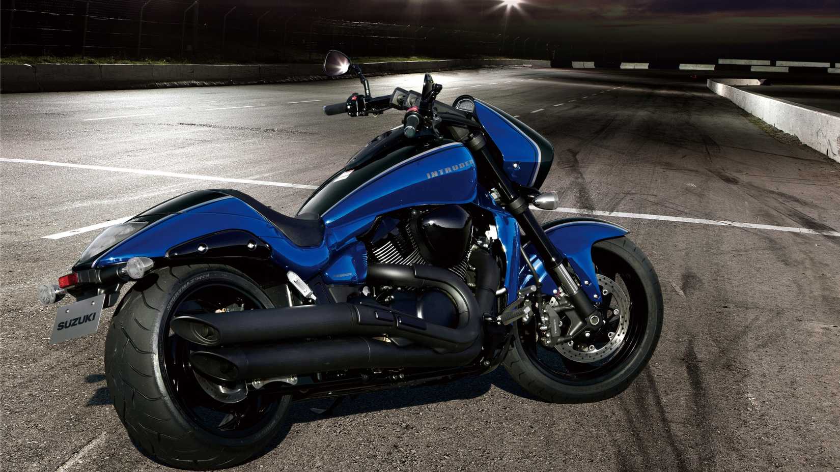 Suzuki Boulevard M109R rear third quarter view