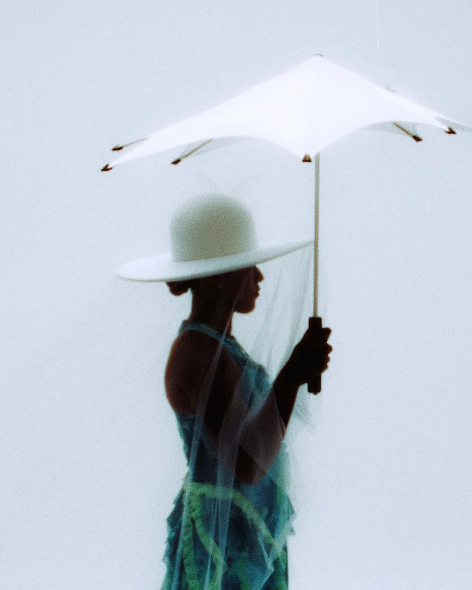 Naomi Osaka arrives at the 2026 Australian Open with a parasol and veil as part of a jellyfish-inspired look that drew attention before she delivered a first-round win on court.