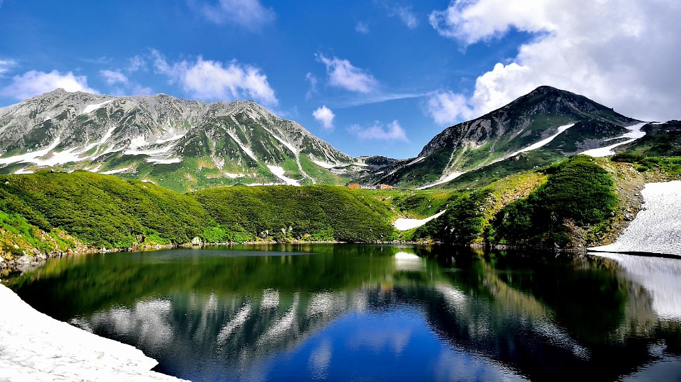 Nature lovers can visit Tateyama Kurobe Alpine Route, which has peaks reaching around 3,000 metres and can be traversed using hiking trails, buses, cable cars and ropeways