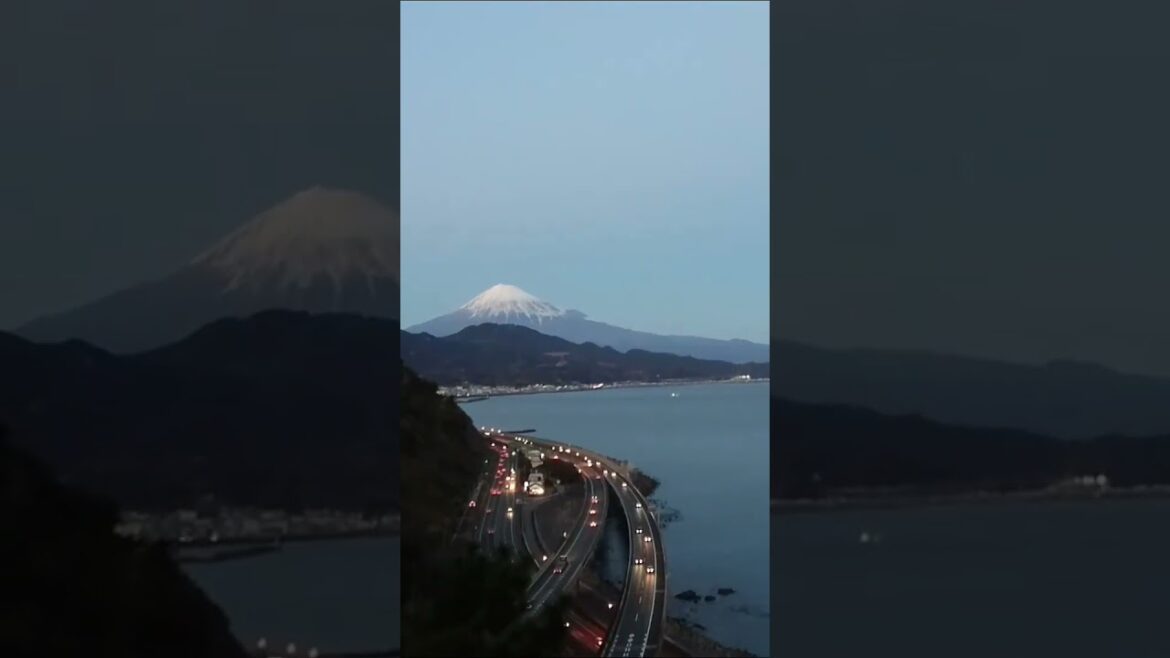 🌌 Satta Pass Sunset – Mt. Fuji & Highway Lights Like Stars 🚗🗻
