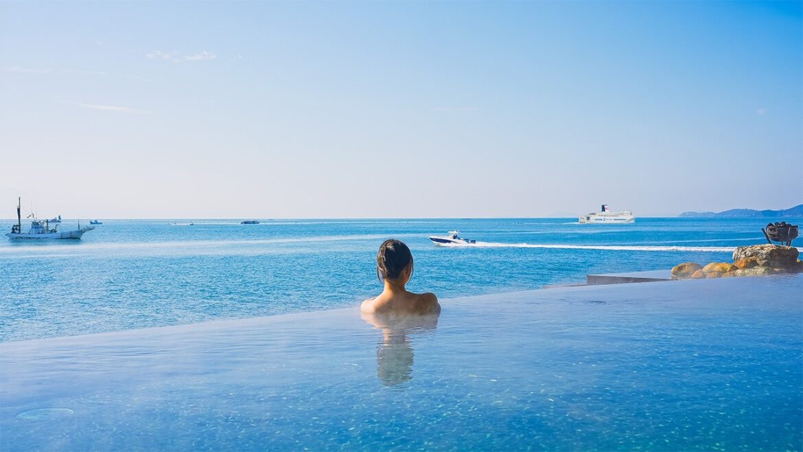 2 Days at a Japanese Infinity Hot Spring & Exploring a Quiet Seaside Town |  Ako Onsen Ginpaso