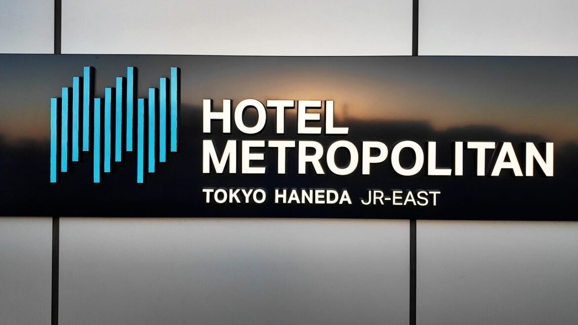 $86 Haneda Secret View!? Sleep with Airplanes: Modern Hotel Review 🛫