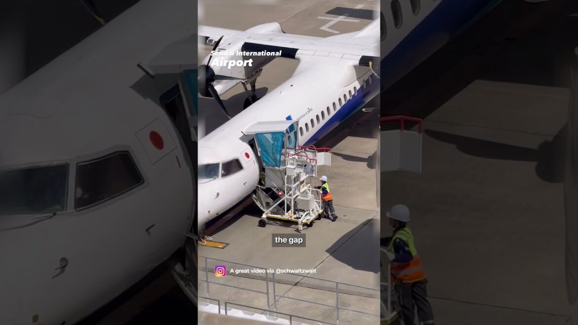 Airbridge Adaptation in Action! (Jetway Connected to Turboprop with SPECIAL BRIDGE, Sendai Airport)