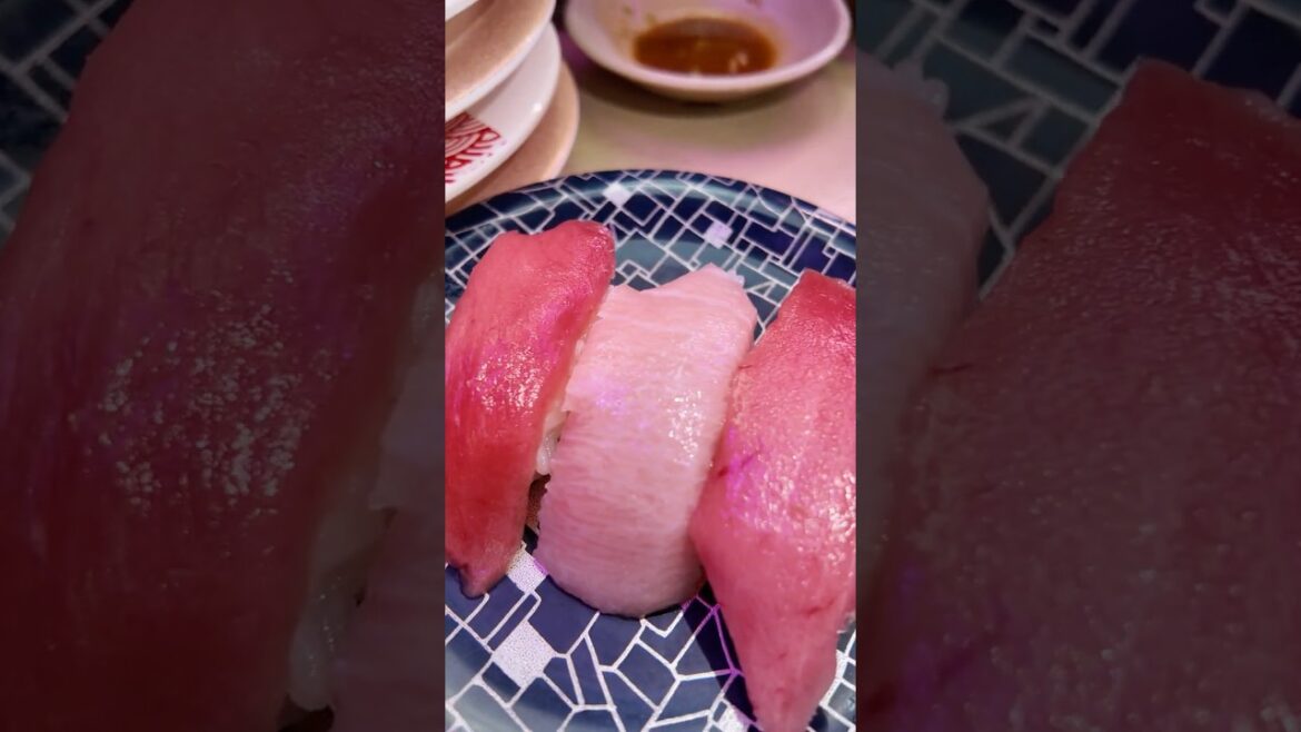 Trying conveyor belt sushi in Tokyo, Japan 🍣🇯🇵