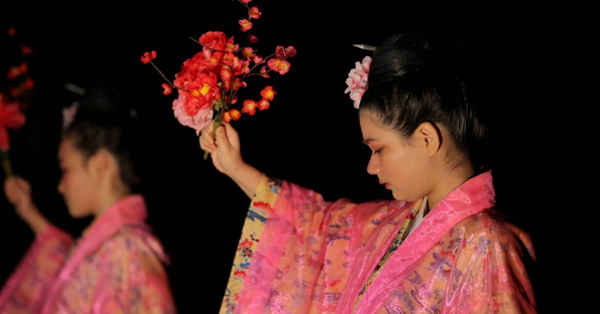 Easy Japanese news in translation: Okinawa island celebrates New Year based on old calendar Easy Japanese news in translation: Okinawa island celebrates New Year based on old calendar