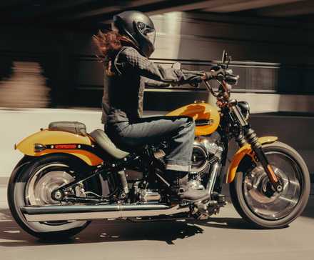 2025 Harley-Davidson Street Bob accelerating side profile view