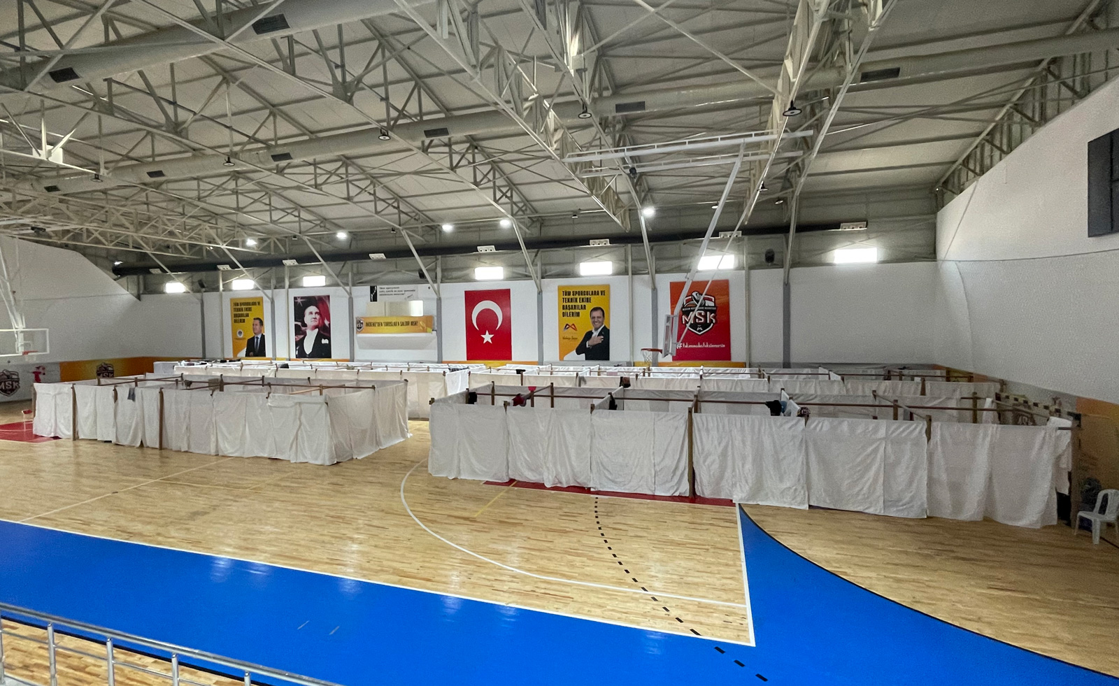 temporary shelter in Turkey by Shigeru Ban Architects