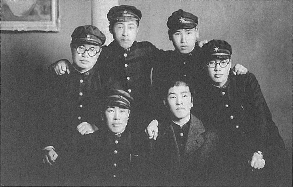 Hishiya Ryōichi (front left) and the other members of the art club at Asahikawa Normal School. (Courtesy Hishiya Ryōichi)