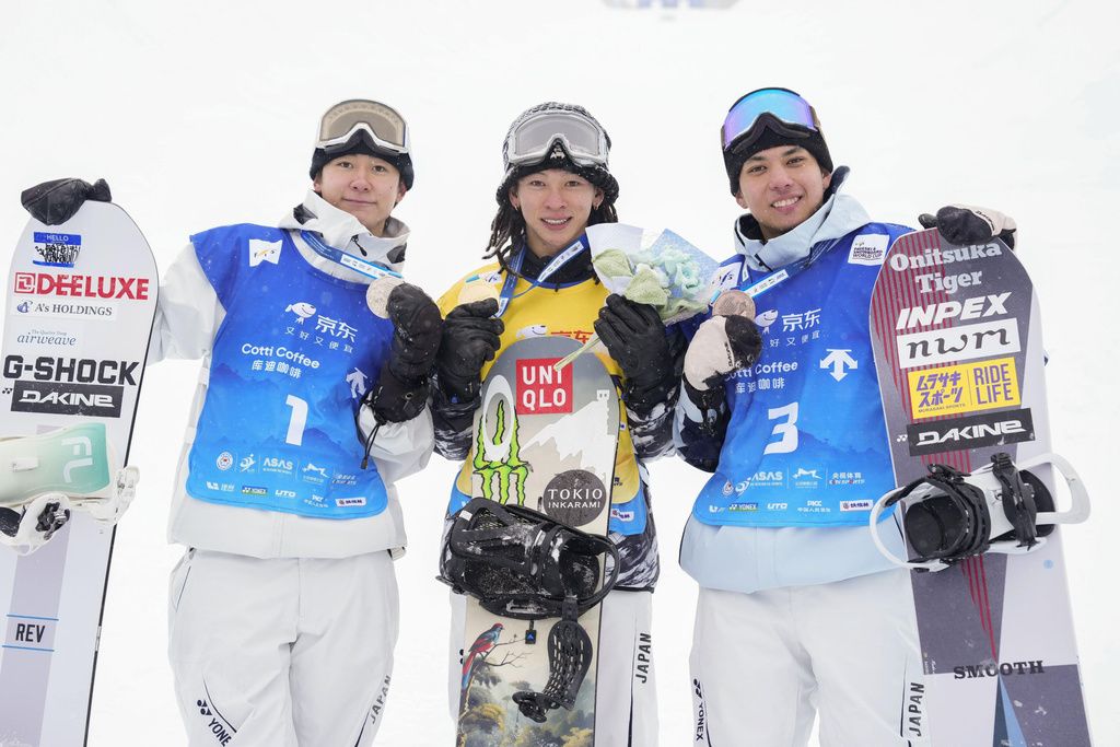 Hirano Ayumu (center) after winning the opening round in the Men’s Halfpipe competition at the FIS Snowboard World Cup round held in Zhangjiakou, China, in December 2025. Totsuka Yūto (left) and Hirano Ruka (right) placed second and third, respectively. (© Kyōdō)