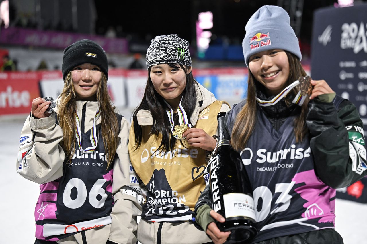 At the snowboarding World Championships in St. Moritz in March 2025, Japan’s Women’s Big Air team monopolized the winner’s podium with (from left) Iwabuchi Reira in second place, Murase Kokomo in first, and Fukada Mari in third. (© AFP/Jiji)