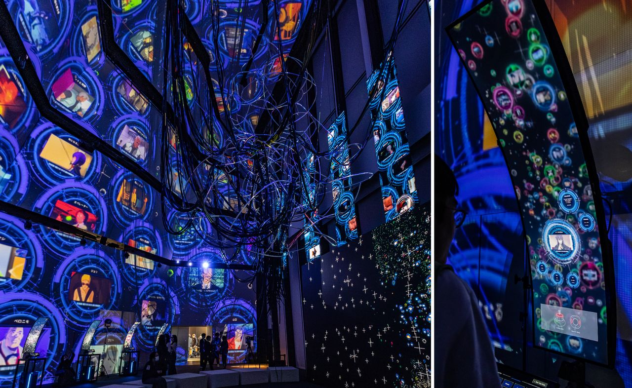 Surrounded by projection imagery, visitors can search through all animated Ghost in the Shell works while feeling as if they have dived into a cyberbrain. The experience brings home the iconic line spoken by Kusanagi Motoko in the final scene of the original manga 37 years ago: “The net is vast and infinite.” (© Nippon.com)