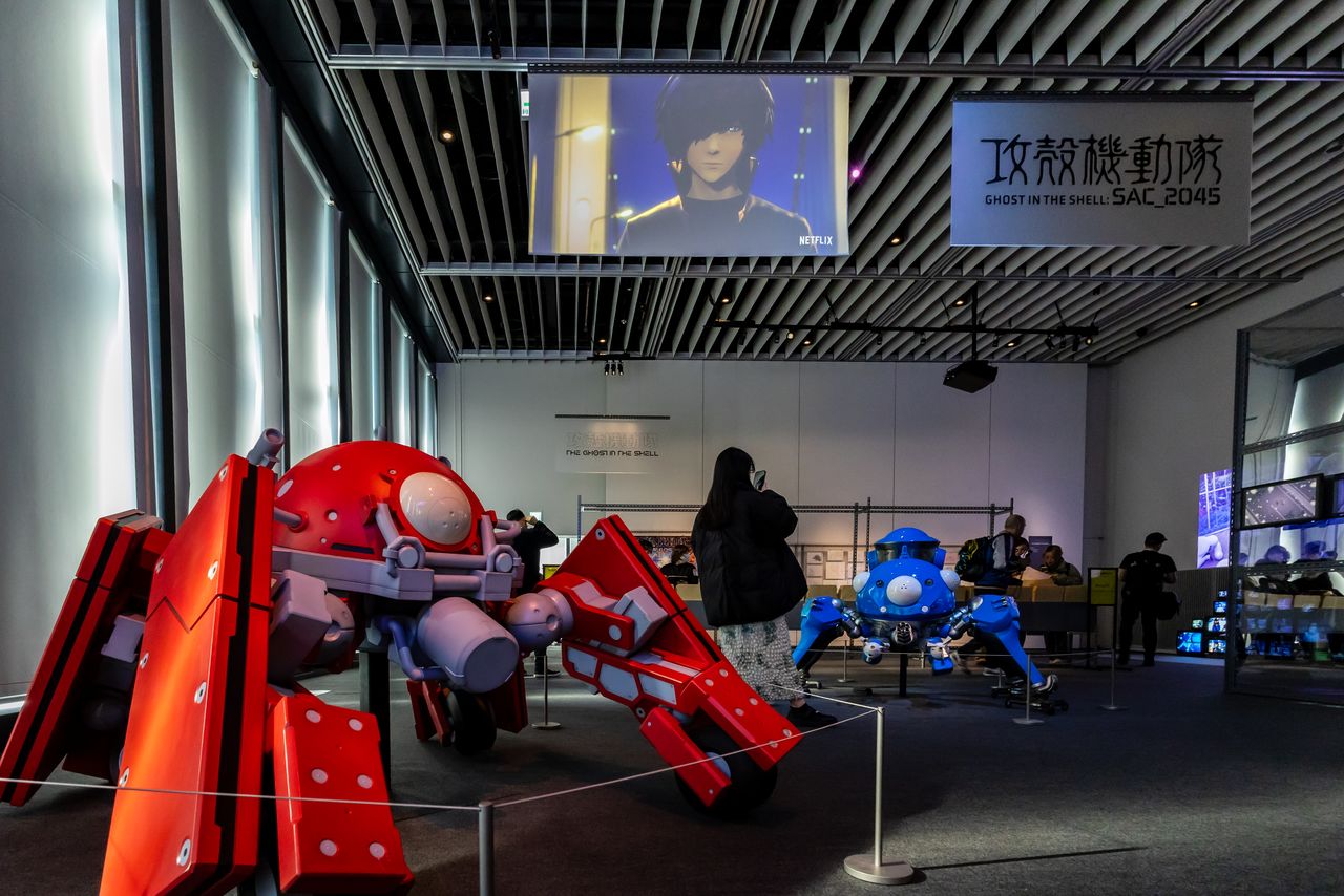 Life-size models of the popular characters, the AI-equipped tanks Fuchikoma (foreground) and Tachikoma. (© Nippon.com)