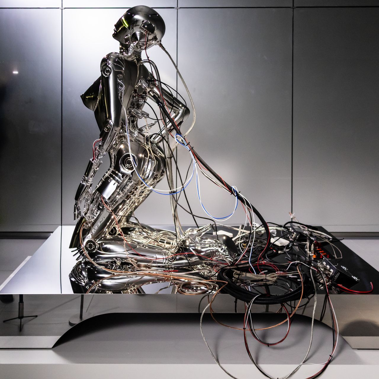 A new sculpture by Sorayama Hajime modeled on Kusanagi Motoko: Sexy Robot_The Ghost in the Shell Type 1. (© Sorayama Hajime; courtesy Nanzuka; © Shirow Masamune/Kōdansha)