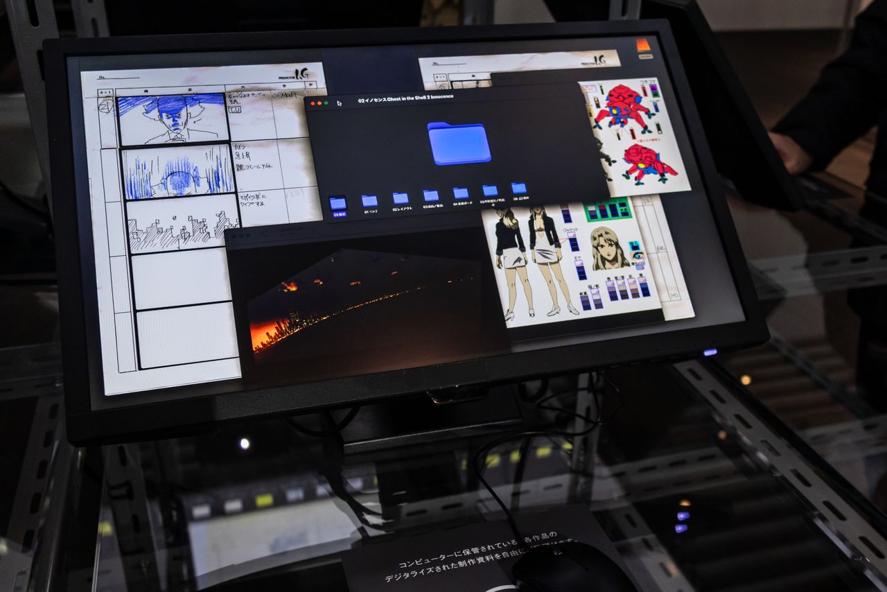 A corner where visitors can freely browse the PC desktop screens of anime creators. (© Nippon.com)