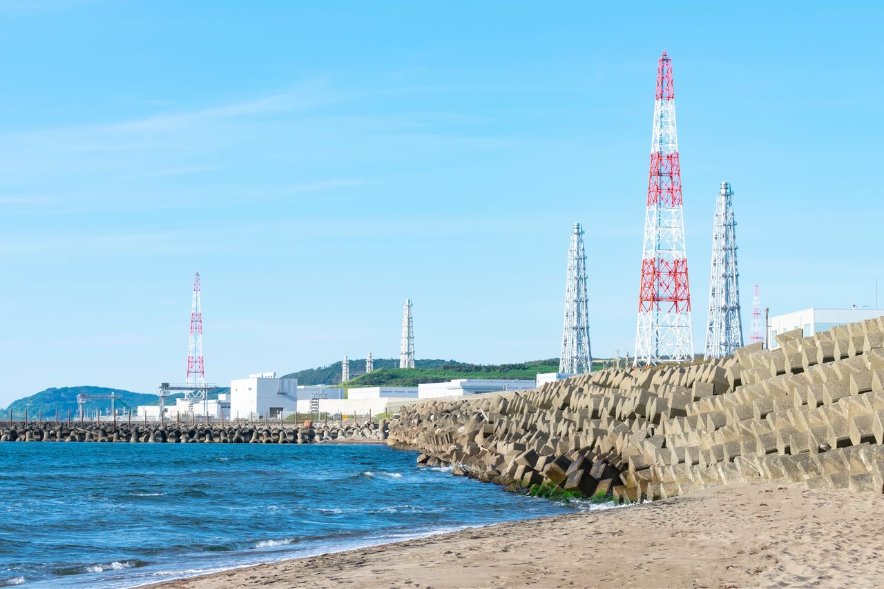 Tokyo Electric Power Company’s Kashiwazaki-Kariwa Nuclear Power Station. The number 6 reactor at the plant is set to resume operation after Niigata Governor Hanazumi Hideyo approved the restart on November 21, 2025. (© Pixta)