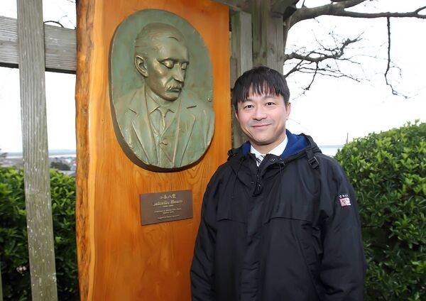  The Mayor of Matsue, Japan, Mayor Uesada is pictured next to the bust of Lafcadio Hearn