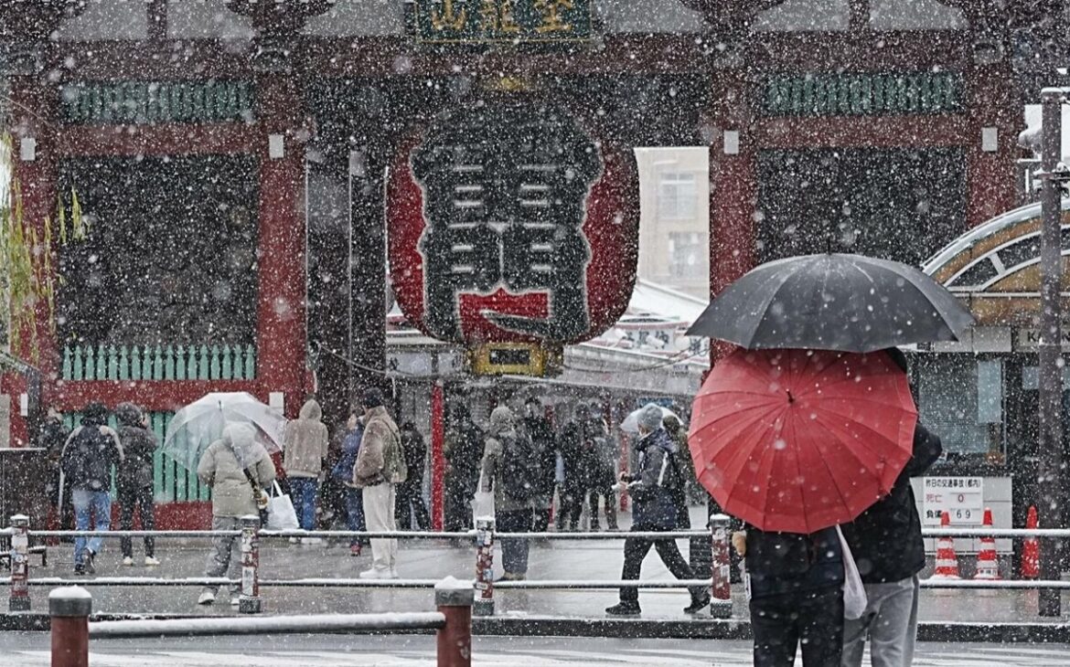 Heavy snow snarls traffic across Japan