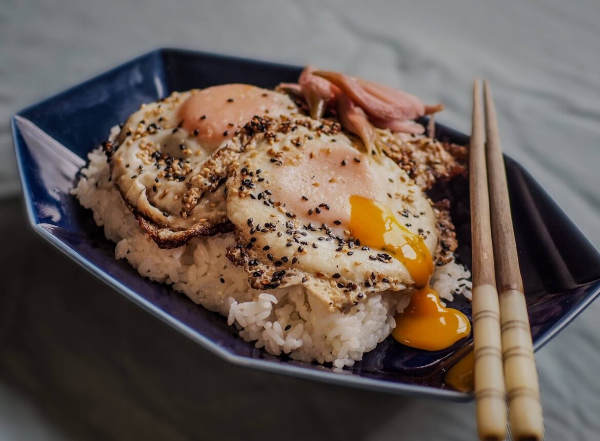 Whip up sesame-crusted eggs for your Japanese breakfast
