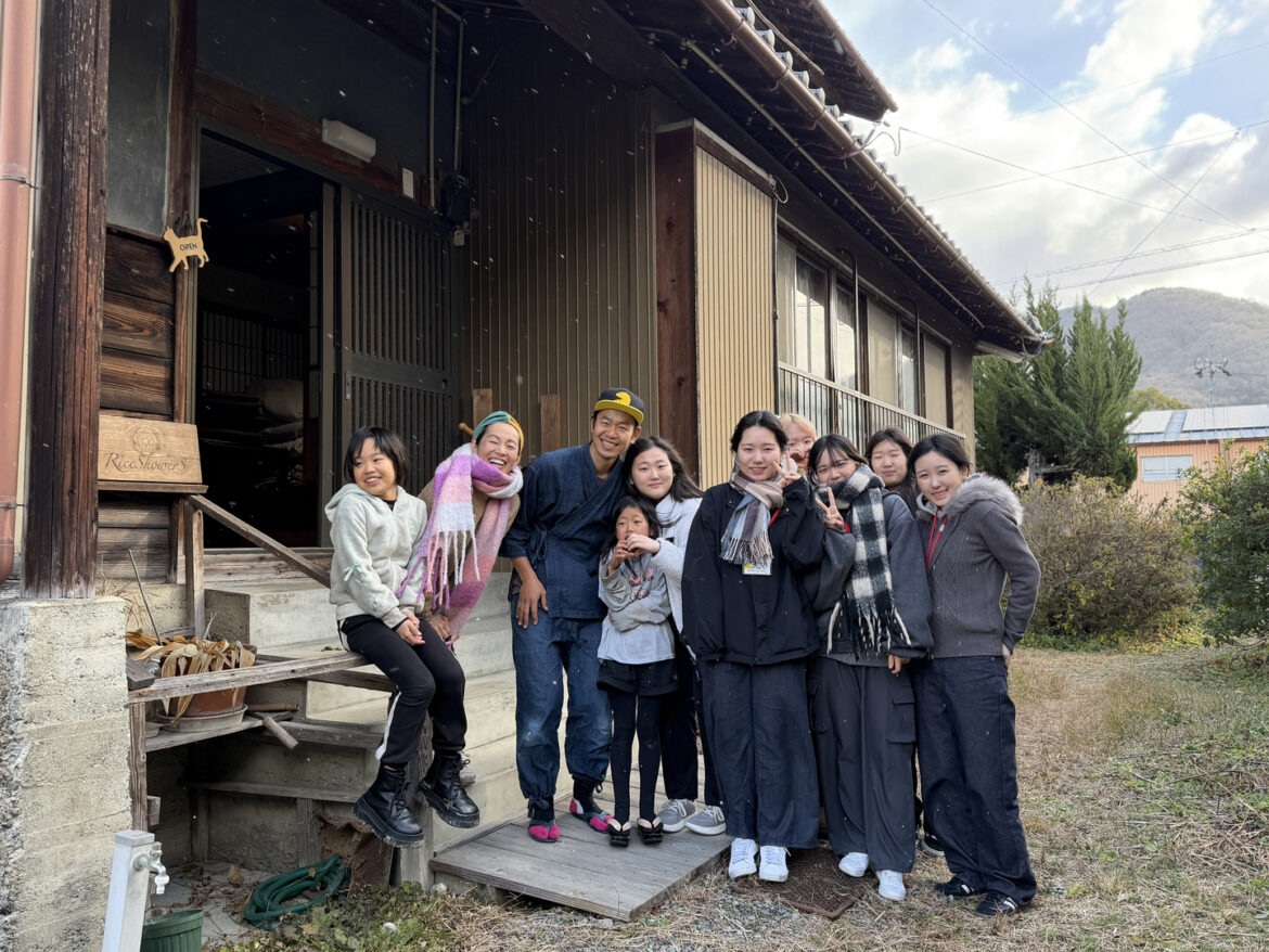 Six Korean undergraduates pose for a photograph with their home-stay host family in front of their house in Mima City in Tokushima Prefecture, Japan, on Jan. 25. [LEE SOO-JUNG]