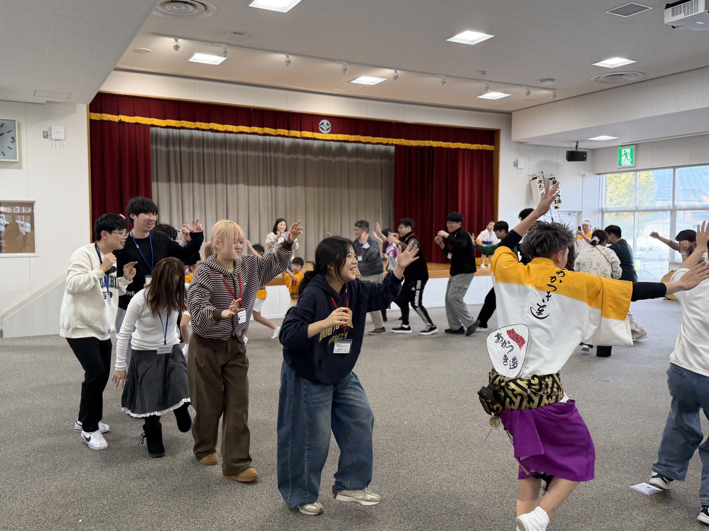 Korean undergraduates and Awa Odori performers dance together in a large circle at Mima City Hall in Tokushima Prefecture, Japan, on Jan. 24. [LEE SOO-JUNG]