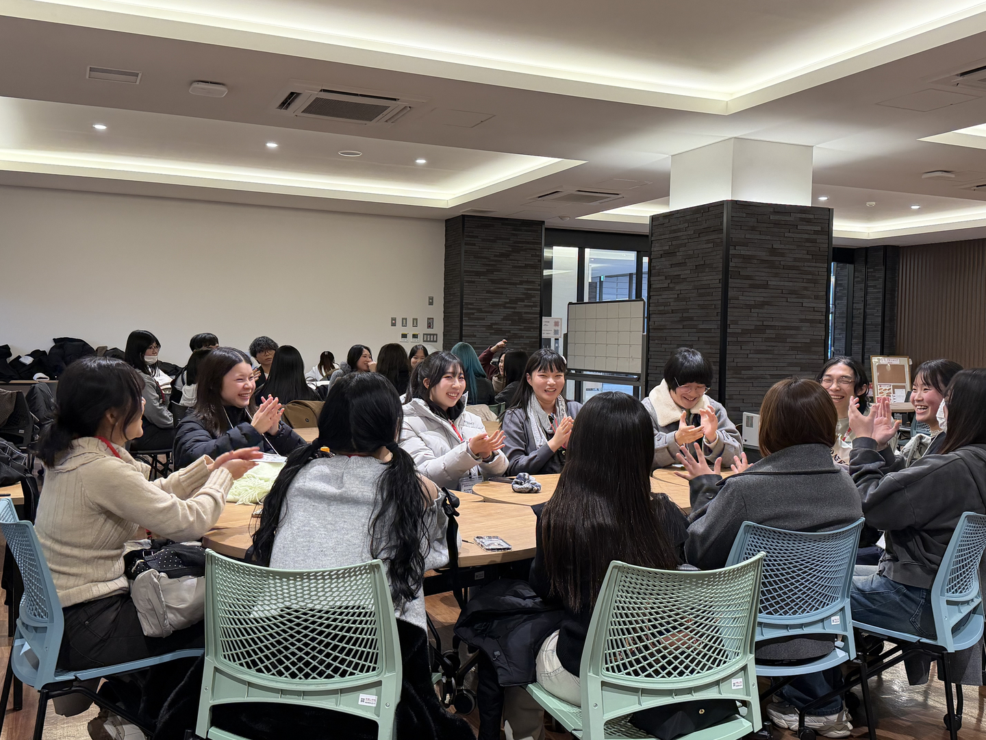 Korean and Japanese undergraduates chat during a cultural exchange session held at Tezukayama Gakuin University in Osaka, Japan, on Jan. 22. [LEE SOO-JUNG]