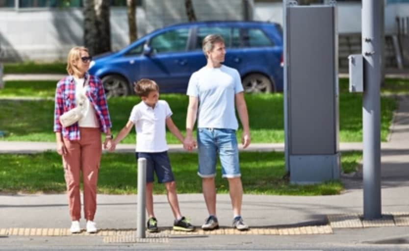  Furthermore, the heavy pedestrian crowds near schools have even pushed some children off the pavements, prompting parents to voice serious concerns about their safety.