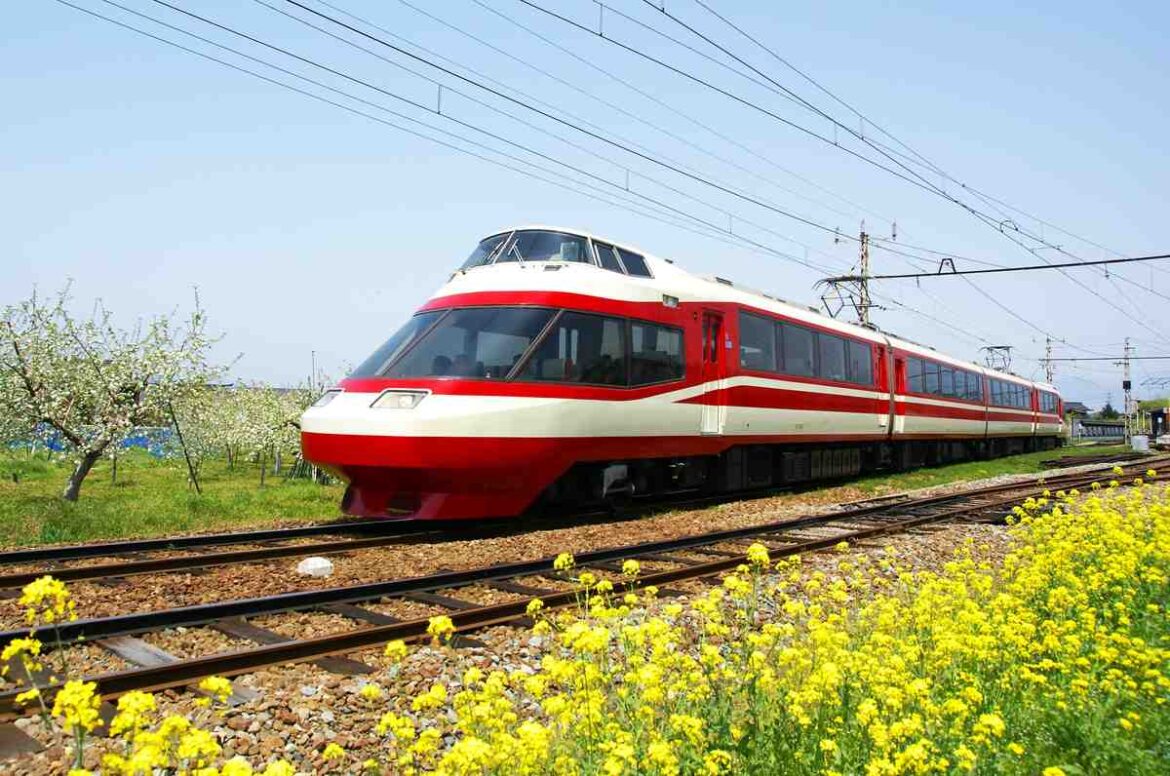 Japan Tourism / Take a Relaxing Trip to Shinshu’s Hot Spring Region Aboard Retro Train Japan Tourism / Take a Relaxing Trip to Shinshu’s Hot Spring Region Aboard Retro Train
