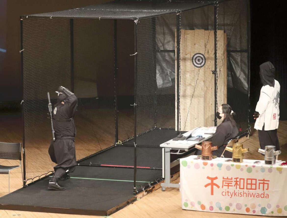 Osaka: 40 Ninjas Display Shuriken Throwing Skills at Japan Championship in Ninja Costumes Osaka: 40 Ninjas Display Shuriken Throwing Skills at Japan Championship in Ninja Costumes