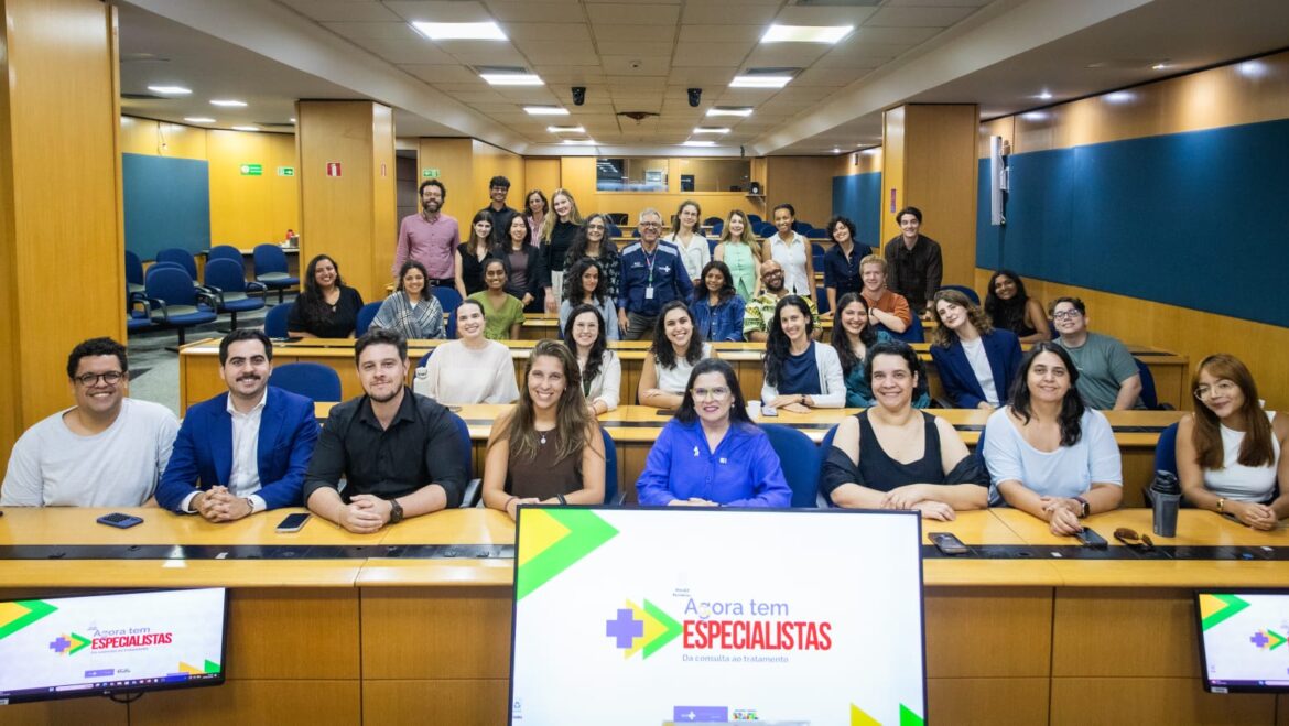 Students pose with the Brazilian Minister of Health, Alexandre Padilha.