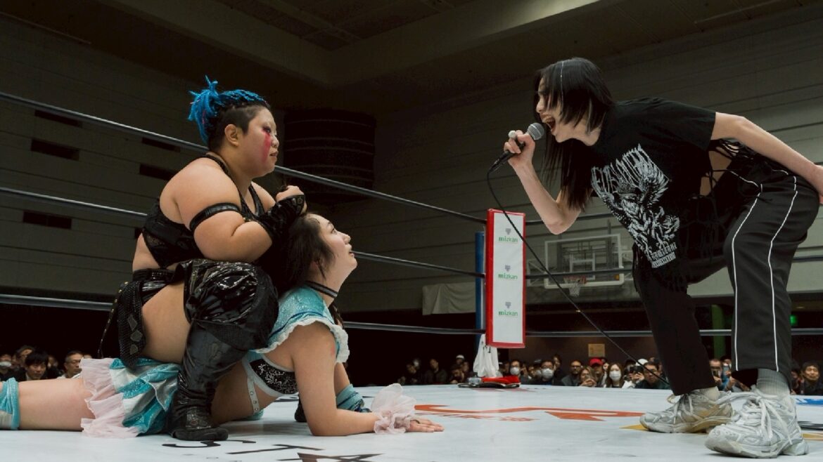 Sayaka Kurara Crashes Saya Kamitani’s Book Signing, Suffers Humiliation at STARDOM in Osaka Sayaka Kurara Crashes Saya Kamitani’s Book Signing, Suffers Humiliation at STARDOM in Osaka