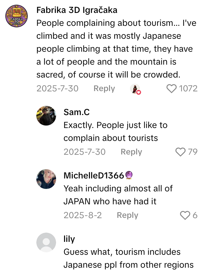 Screenshot 2026 01 23 at 12.25.51 PM A Traveler Was Surprised At How Many Other People Were Also Hiking Mount Fuji In Japan In The Middle Of The Night