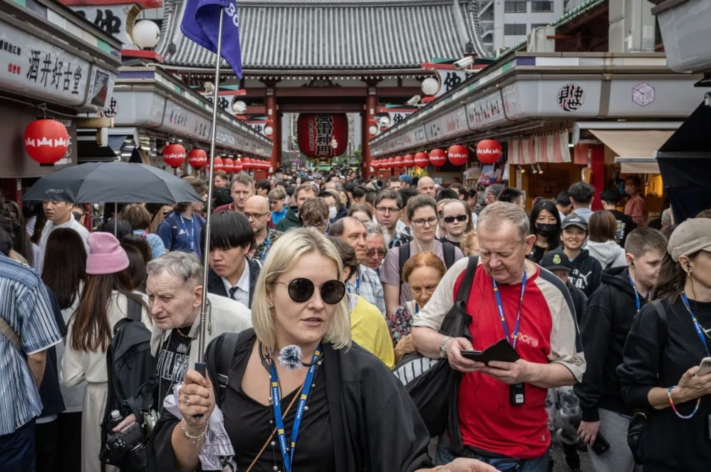  They said that as the weak yen and explosive popularity driven by social media led to the number of foreign tourists visiting Japan increase dramatically, far beyond expectation.
