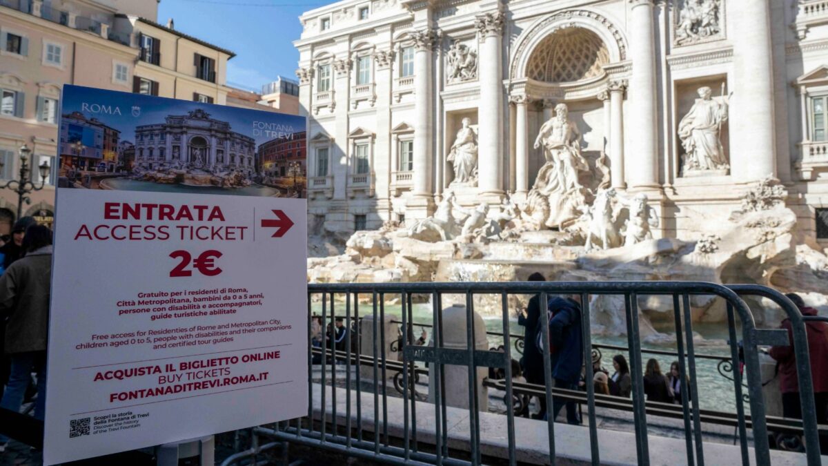 Trevi fountain entrata