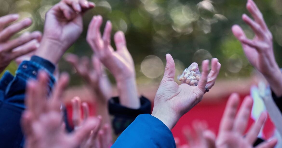Photos of a bean-throwing ritual to celebrate seasonal change and ward off evil at a Japanese shrine :: WRAL.com