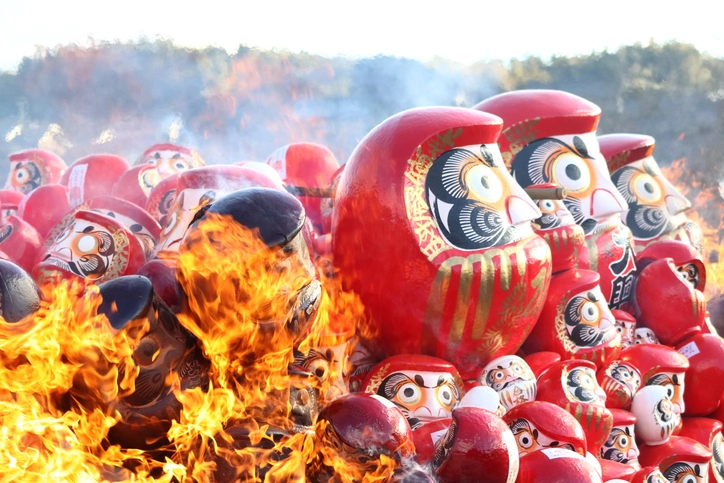 Nishiarai Daishi Daruma-Burning Ceremony | Metropolis Japan burning dolls ceremony