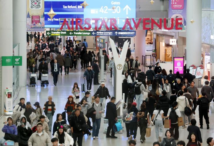 Travelers move through  Terminal 1 at Incheon International Airport, Feb. 2. Newsis