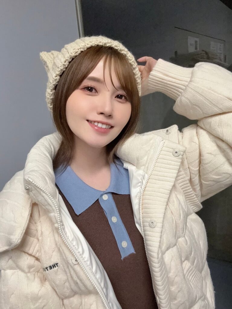 Kito Akari Started Knitting🧶😼