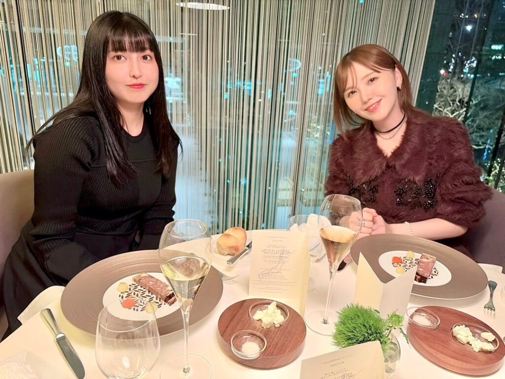 Kito Akari with Sashide Maria, Tanaka Chiemi, and Yano Hinaki: 🍽️🤍🥂☺️