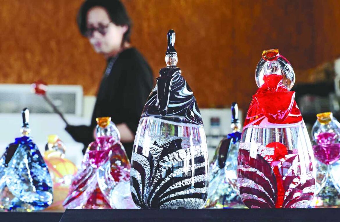 Japanese Hina Doll Production Reaches Peak at Glass Workshop in Sapporo Ahead of Girls’ Festival on March 3