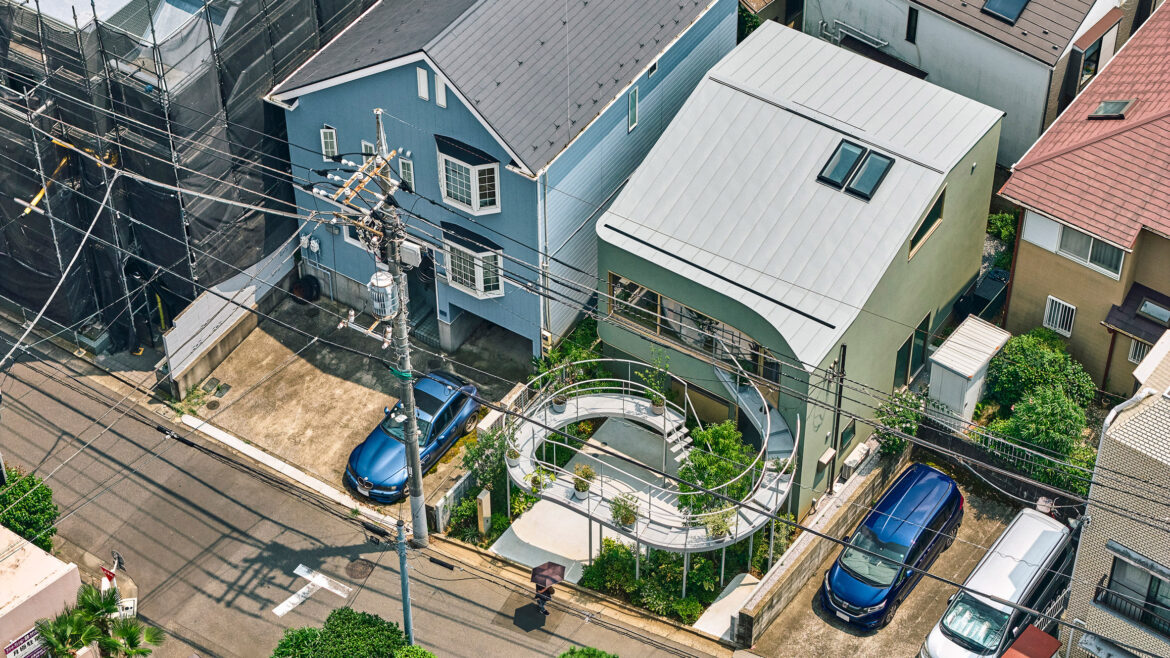 House in Nakano by HOAA