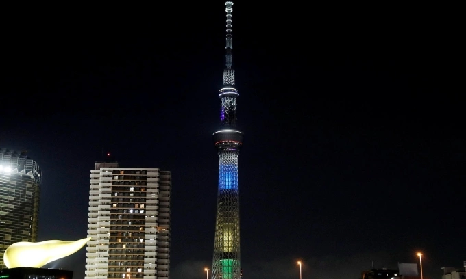 20 trapped for 5 hours after elevator malfunction at Japan's tallest building
