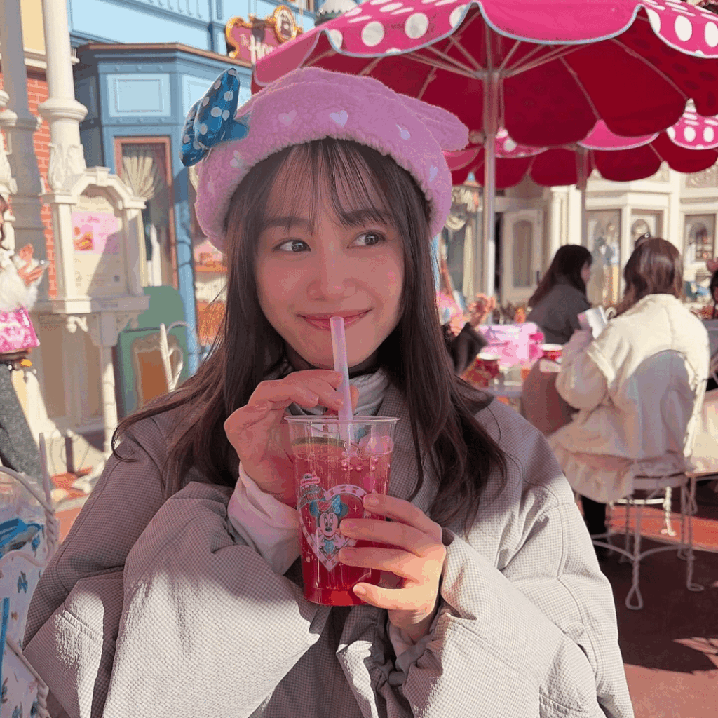 Itou Miku at Disney with Takahashi Rie and Minase Inori🩷🩵🤍