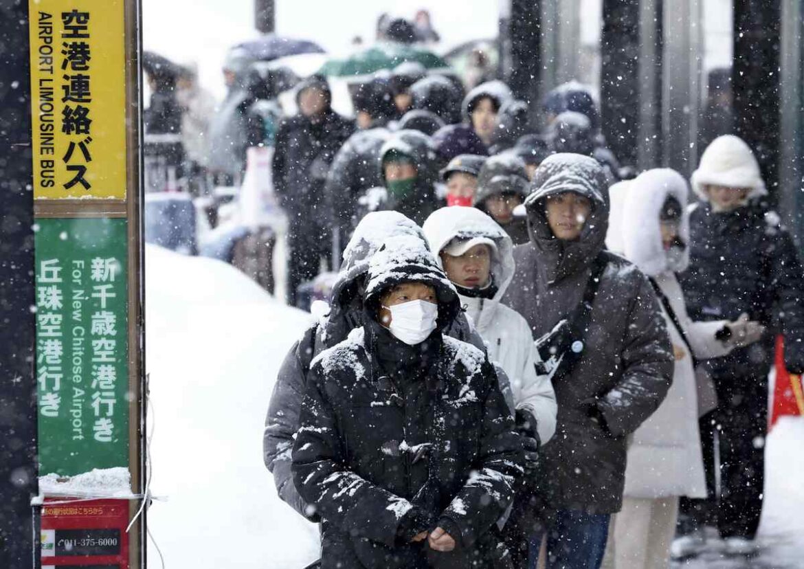 Record-Breaking Snow Cripples Public Transport in Hokkaido; 7,000 People Stay Overnight at New Chitose Airport