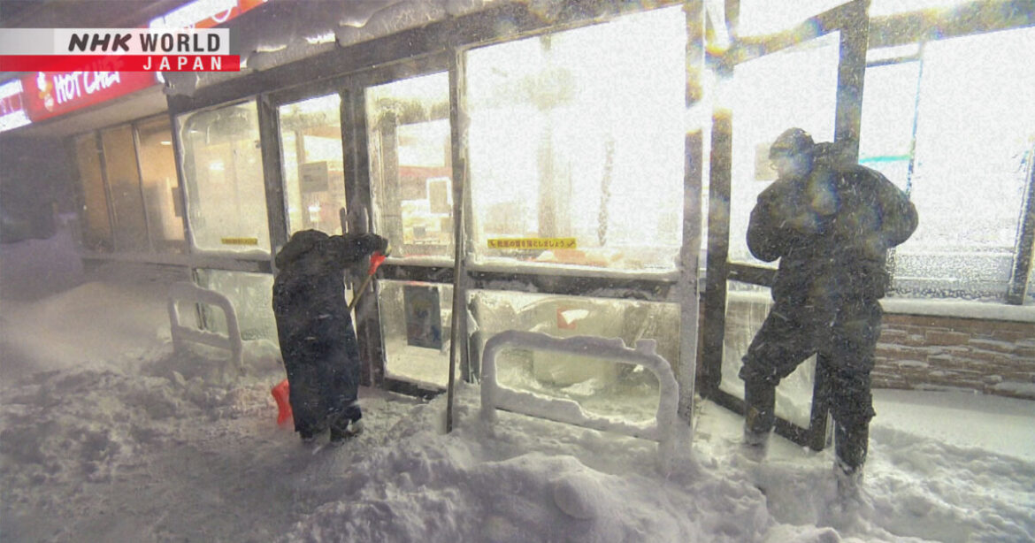 The Convenience Store in a Midwinter Hokkaido Village - Document 72 Hours